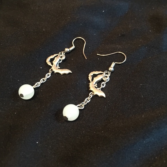 🦇 Awesome Luminous Glow Bats Dangle Chain Tassel Earrings 🦇 - Picture 2 of 3